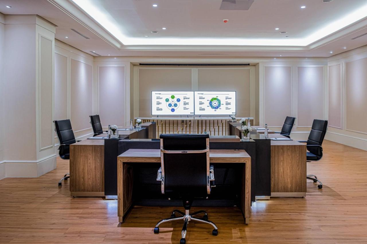 The Ritz-carlton Jakarta, Mega Kuningan