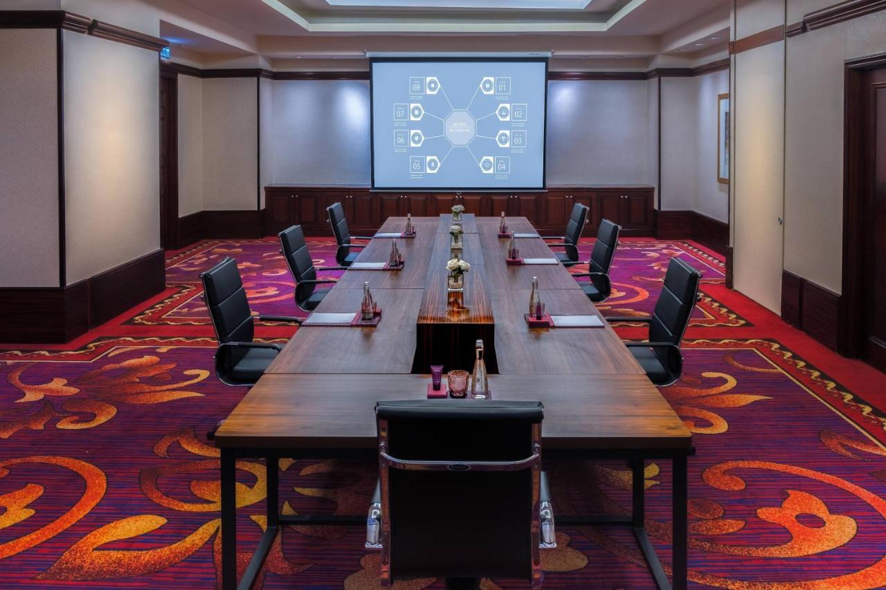 The Ritz-carlton Jakarta, Mega Kuningan