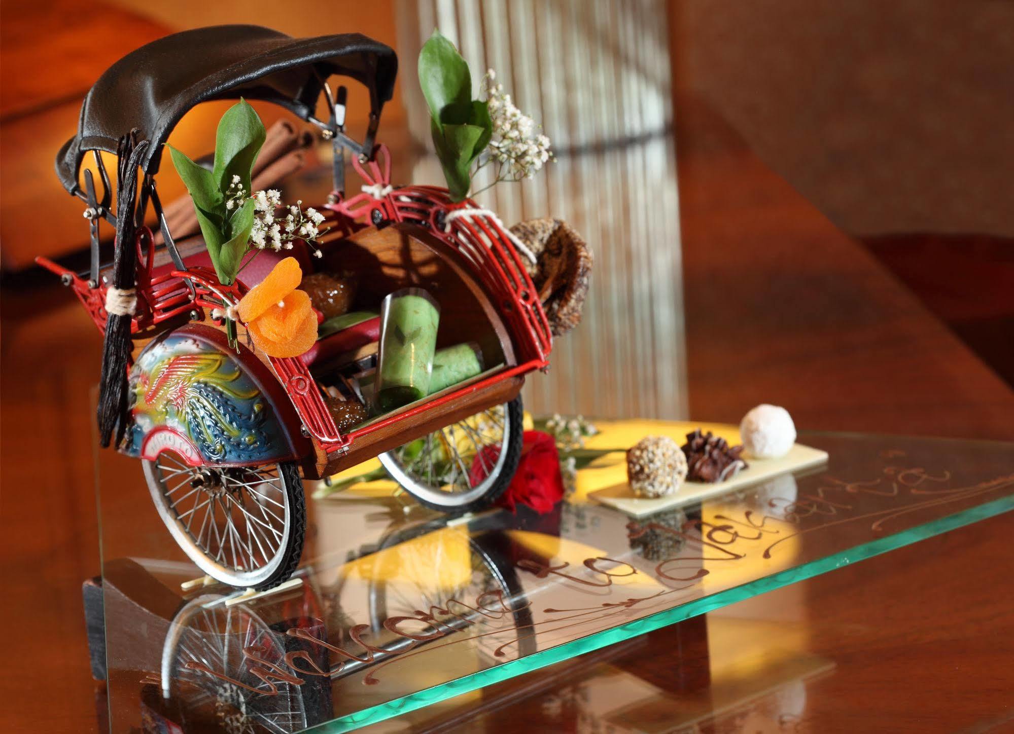 Hotel The Ritz-carlton Jakarta, Mega Kuningan 5*